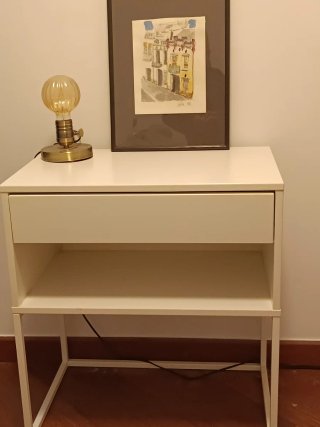 Mesita de noche IKEA Vikhammer. Venta en persona