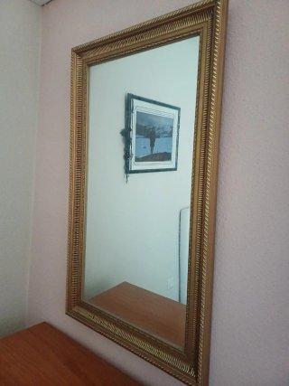 Espejo de Pared con Marco Dorado