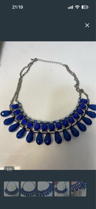 Collar con piedras azules