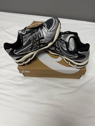 Zapatillas Asics Negras y Plateadas
