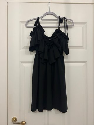 Vestito nero con spalla scoperta