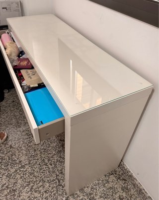 Recibidor blanco con cajón