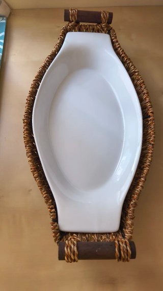 Bandeja de Cerámica Blanca con Soporte de Mimbre