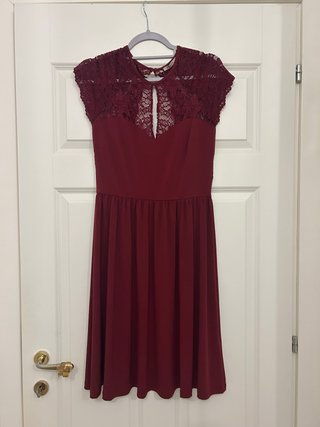 Abito bordeaux con dettagli in pizzo