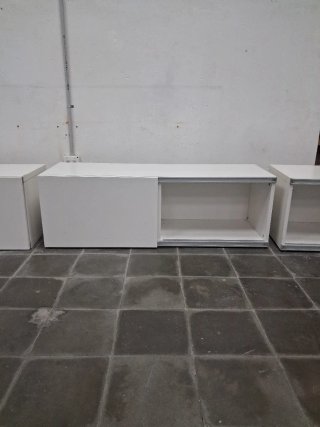 Mueble de comedor blanco con puerta corredera