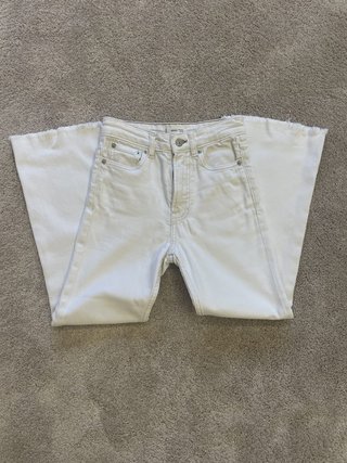 Pantalón blanco Mango con bajos deshilachados