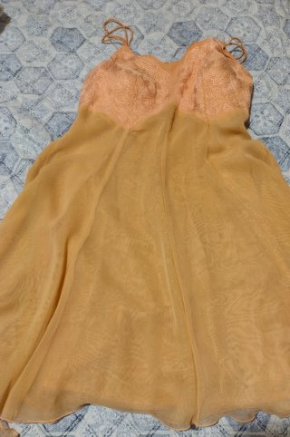 Vestito elegante con coppe color salmone