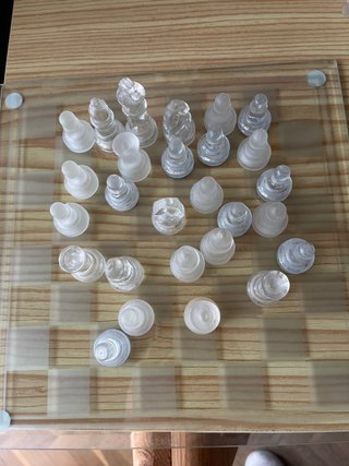 Tablero de ajedrez y piezas de cristal