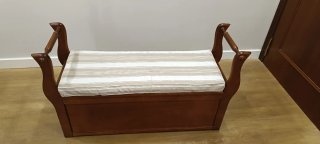 Baúl de madera para entrada con cojín