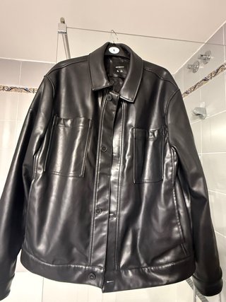 Chaqueta de polipiel negra