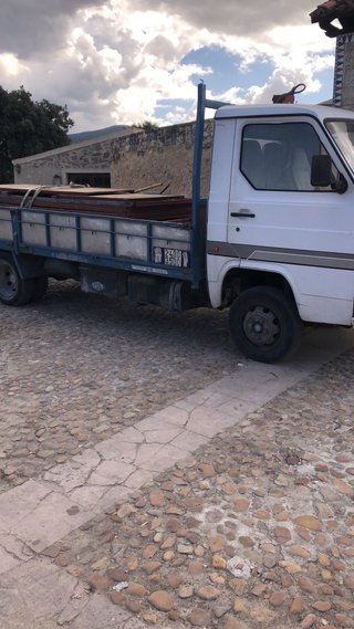 Camión Nissan Trade con Pluma Hidráulica