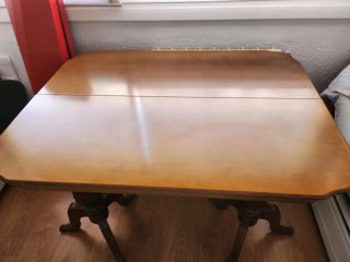 Mesa de Comedor Clásica de Madera