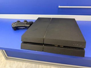 PS4 (PlayStation 4) con mando.