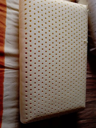 Almohada látex  con perforaciones de ventilación