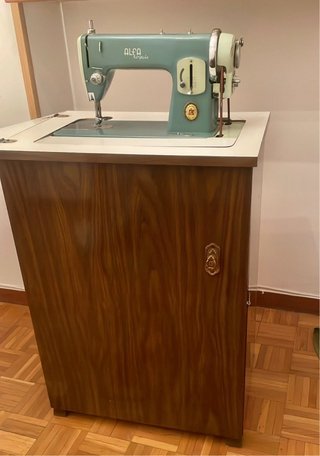Máquina de coser Alfa Royal con mueble