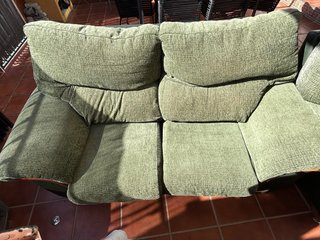 Conjunto sofá de dos plazas verde