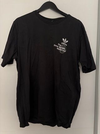 Camiseta adidas negra con estampado blanco