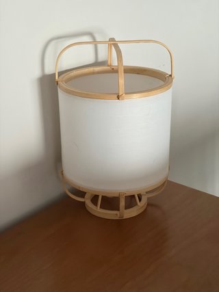 Lámpara de mesa con estructura de bambú
