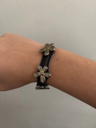 Pulsera con Flores Plateadas