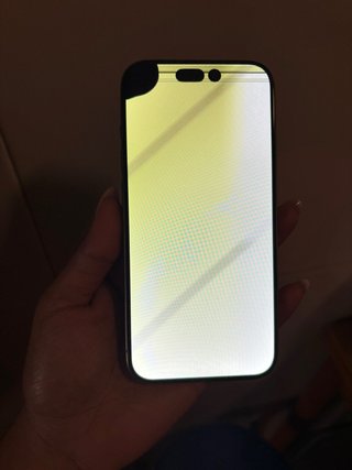 iPhone 15 Pro con pantalla dañada