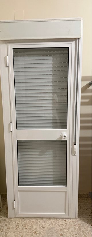 Puerta de Aluminio Blanca con Persiana