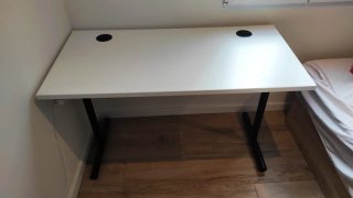 Escritorio Blanco con Patas Negras
