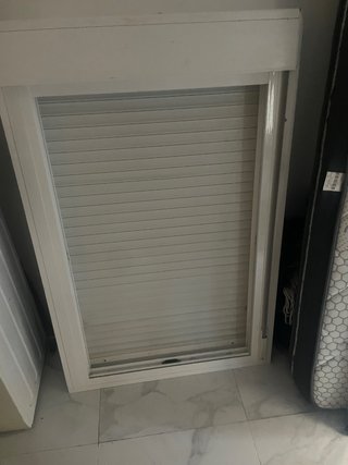 Ventana con Persiana Blanca