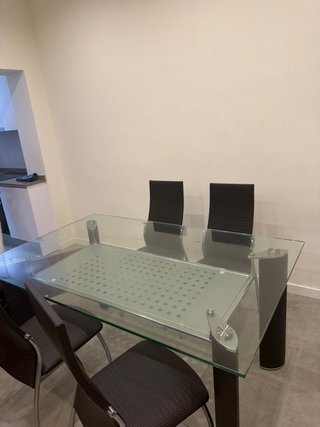 Mesa de Cristal con 4 Sillas de Diseño
