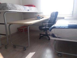 Conjunto de dormitorio con 2 camas y escritorio