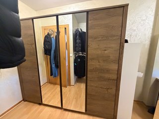 Armario de madera con espejo