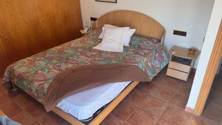 Cama de matrimonio con mesitas