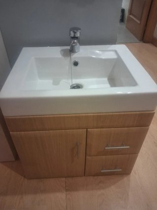 Mueble de baño con lavabo y grifo