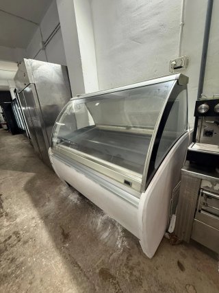 Expositor Refrigerado de Cristal Curvo