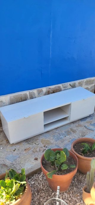 Mueble bajo de salón blanco