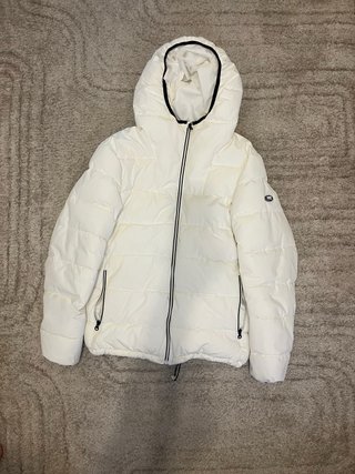 Abrigo acolchado blanco con capucha