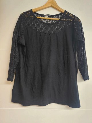 Camiseta Negra con Detalles de Encaje