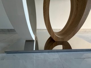 Mesa de comedor con base de diseño