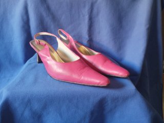 Zapatos de piel de tacón rosa.