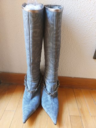 Botas Gris Plata Bordadas y Pulsera de Plata