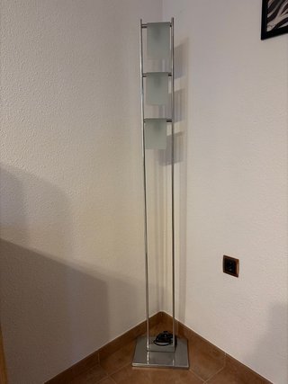 Lámpara de pie de aluminio