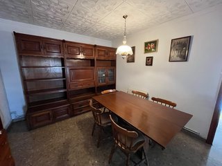 Mueble Comedor y Mesa con 4 Sillas de Madera