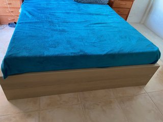 Cama de matrimonio Ikea.