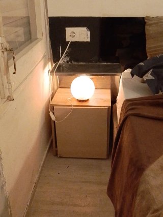 Mesita de noche de madera