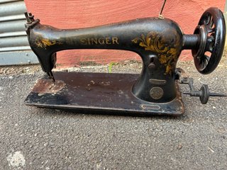 Máquina de Coser Antigua Singer 16K