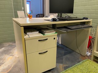 Mesa de escritorio gris
