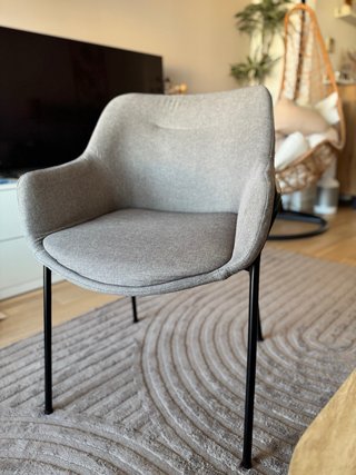 4 sillas de comedor tapizadas en gris con patas ne