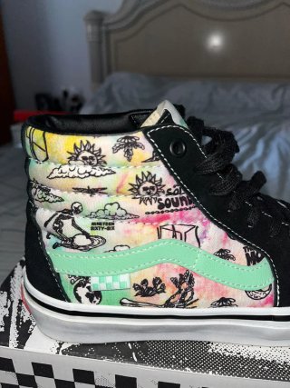 Zapatillas Vans, negras con estampado surfero.