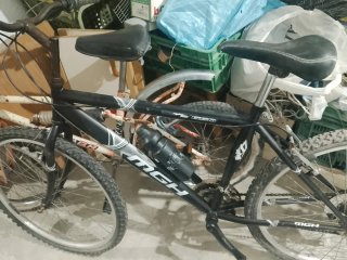 Bicicletas hay de todas de montaña y antiguas ,
