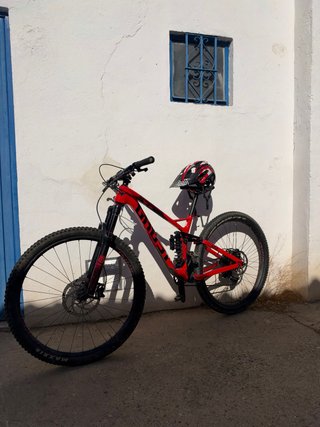 Bicicleta de Montaña GHOST SLAMR (GARMIN Y CASCO)