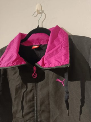 Chaqueta Puma Lifestyle Vintage Negra y Rosa
